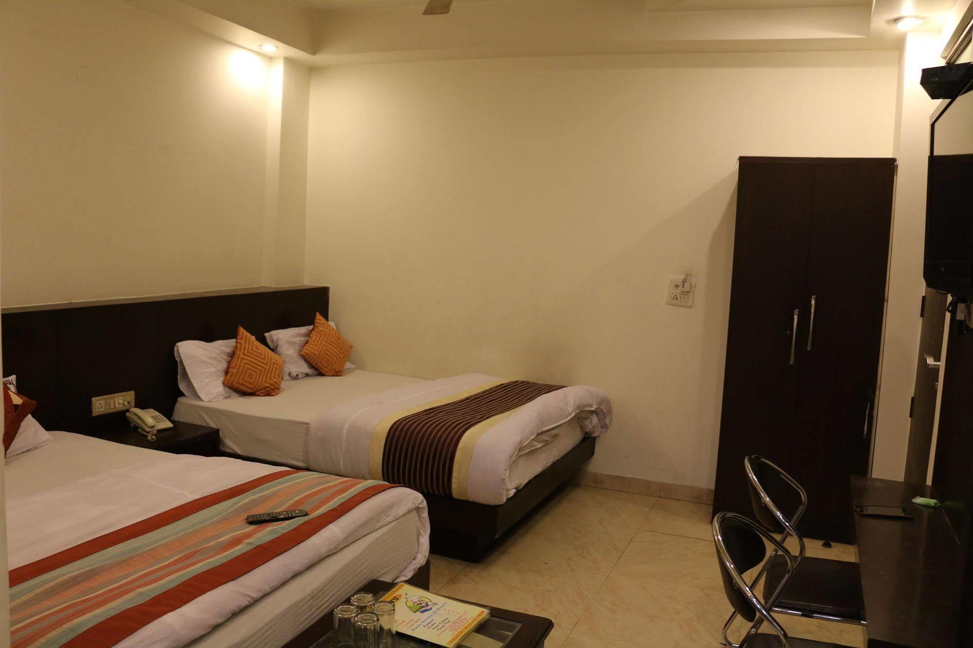 Hotel Seven Seas Inn New Delhi Exterior photo